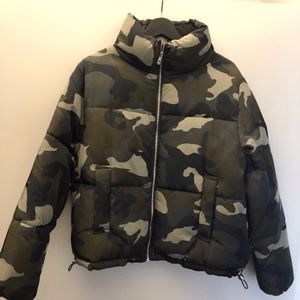 H&M Women's Army Camo Pattern Puffer Coat - US 8